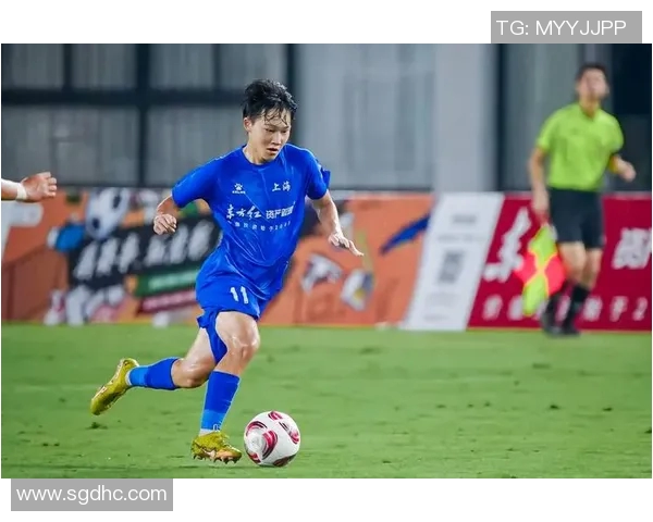 足球明星领奖瞬间展现超帅风采引发粉丝热议与赞叹 足球明星领奖瞬间展现超帅风采引发粉丝热议与赞叹